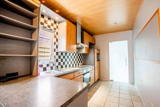Ben je op zoek naar een ruime woning met tal van mogelijkheden, centraal gelegen in Wielsbeke en op korte afstand van winkels, scholen en andere faciliteiten? Dan is deze instapklare woning zeker een bezoek waard!<br /><br />TROEVEN<br />* Centrale ligging nabij het centrum van Wielsbeke<br />* Inpandige garage<br />* Rechtstreekse toegang van garage naar de tuin<br />* 3 ruime slaapkamers<br />* Grote zolder bereikbaar via vaste trap<br />* Mogelijkheid tot 4de slaapkamer of hobbyruimte<br />* Veel renovatiepotentieel<br /><br />INDELING<br />Bij het binnenkomen betreden we eerst de voormalige handelsruimte, een veelzijdige ruimte die tal van invullingen mogelijk maakt. Vanuit hier is er toegang tot zowel de inpandige garage als de inkomhal van de woning.<br />Via de inkomhal komen we verder in het woongedeelte met leefruimte en aansluitende keuken.<br />Op de eerste verdieping bevinden zich drie ruime slaapkamers en een badkamer.<br />Via een vaste trap bereiken we de ruime zolderverdieping, die perfect kan worden ingericht als vierde slaapkamer, hobbyruimte of extra bergruimte.<br /><br />Buiten geniet je van een aangename tuin, die rechtstreeks toegankelijk is vanuit de garage. <br /><br />INTERESSE?<br />Benieuwd naar de mogelijkheden van dit renovatieproject? Aarzel niet om contact op te nemen met VLAEMYNCK VASTGOED voor een bezoek ter plaatse.<br /><br />REF.: LS/26045/TK<br />UC: 20251024-0003697042-RES-1
