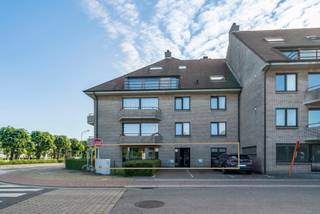 Dit handelspand maakt deel uit van een centraal gelegen appartementencomplex en is een hoekpand met een uitstekende visibiliteit in de directe nabijheid van de Tieltse scholen, winkels en openbaar vervoer (bus, trein...)<br /><br />Naast de algemene handelsruimte, beschikt dit pand ook over een bureel, sanitair en een kitchenette. Bijkomend hoort bij dit pand ook één ruime kelderberging. Er geldt een exclusief gebruiksrecht voor dit pand voor het gebruik van drie staanplaatsen die voor de zaak gelegen zijn.<br /><br />Een garagebox gelegen op de binnenkoer van het complex kan bij gehuurd worden aan 70 € per maand. <br /><br />Provisie 100€/maand voor gemeenschappelijke kosten en waterverbruik.
