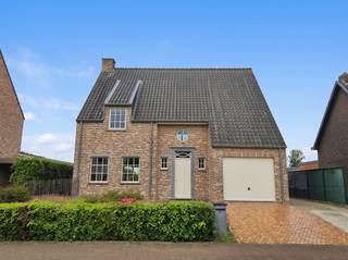 Rustig gelegen pastorijwoning nabij het Kasteeldomein Hof Ter Laken en vlakbij de dorpskern van Booischot, biedt een mooie mix van een...