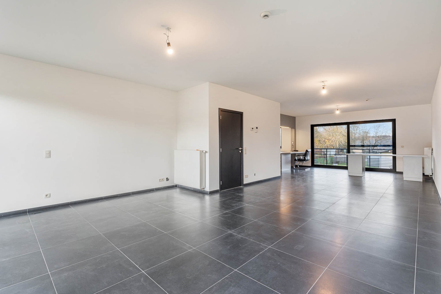 Recente, polyvalente en lichtrijke handelsruimte met 3 private autostaanplaatsen op een commercieel gunstige ligging te Kessel-Lo! - foto 3