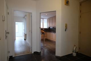 <p><span>Inschrijven voor een bezichtiging kan enkel via de huuraanvraag op deze website.</span></p><p><span> </span></p><p><span>Gerenoveerd instapklaar gelijkvloers appartement met volgende indeling: inkomhal met bergkast, ruime leefruimte, keuken met toestellen, bijkeuken met toegang naar de tuin, 1 slaapkamer, extra kamer als bureau/dressing, badkamer met inloopdouche en lavabo, afz. toilet. Tuin met terras en tuinberging. Vaste kosten + 30 €/maand. Er zijn 2 kelders beschikbaar. Er is een fietsenstalling in de voortuin. </span></p>
