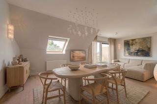<p>Op wandelafstand van het centrum van Ertvelde, de wekelijkse markt, lokale winkels en gezellige horecazaken bevindt zich dit instapklare duplexappartement, opgeleverd in 2012.</p><p></p><p>Dankzij de praktische indeling, kwalitatieve zeer hoogwaardige afwerking, uitstekend EPC A-label en conforme elektrische keuring vormt dit appartement een ideale woonst voor zowel eigen bewoning als investering.</p><p></p><p>De inkomhal is centraal gelegen en voorziet toegang tot de lichtrijke leefruimte, deze wordt gekenmerkt door stijlvolle maatwerkkasten en toegang tot het terras. Aansluitend bevindt zich de volledig uitgeruste keuken met aansluitend praktische berging, ook voorzien van lavabomeubel. Verder beschikt het appartement op dit niveau over een slaapkamer/bureau,... en gastentoilet.</p><p>Op de verdieping bevinden zich een tweede slaapkamer, de badkamer (bad, douche, lavabo en toilet), een berging die eveneens toegang biedt tot de kruipzolder.</p><p></p><p>Het appartement beschikt over een ondergrondse autostaanplaats, die mee wordt aangeboden voor € 26.000,00.</p><p></p><p><strong>Disclaimer:</strong> De foto's in deze online publiciteit zijn deels bewerkt met behulp van artificiële intelligentie (AI) om de visualisatie van de ruimtes te optimaliseren. Ze dienen uitsluitend ter illustratie en kunnen afwijken van de werkelijke situatie. Tijdens een plaatsbezoek krijg je een correct beeld van het pand.</p><p></p><p>Wilt u deze eigendom en zijn troeven zelf ontdekken, neem dan zeker contact op voor het plannen van een bezoek ter plaatse.<br /><strong><u>Interesse?</u> </strong>Contacteer Steffi telefonisch op 0498/50.50.94 of per mail steffi@vastgoeddevos.be </p>