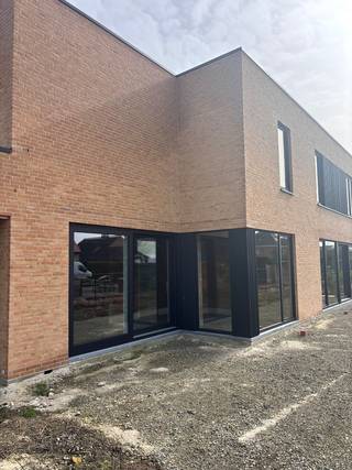 In een rustige, doodlopende straat realiseren we deze hedendaagse halfopen woning met een doordachte indeling en veel lichtinval. De open leefruimte met keuken en kookeiland biedt een mooi zicht op de tuin. Vooraan is een praktische bureauhoek voorzien, ideaal voor thuiswerk.<br /><br />De woning beschikt over een gemetste carport en een aangename tuin met Zuid-West oriëntatie, zodat je optimaal geniet van de middag- en avondzon. De badkamer is uitgerust met zowel een ligbad als een inloopdouche.<br /><br />De woning is wind- en waterdicht, waardoor je de verdere afwerking kan afstemmen op jouw smaak en budget.<br /><br /><strong>Troeven</strong><br />✓ open keuken met kookeiland en zicht op tuin<br />✓ bureauhoek op het gelijkvloers<br />✓ gemetste carport<br />✓ badkamer met bad én inloopdouche<br />✓ Zuid-West oriëntatie (middag- en avondzon)<br />✓ rustige ligging in doodlopende straat<br /><br />Meer info of vrijblijvend bezoek aanvragen kan via onze bouwadviseur Steven: 051 26 36 86 of steven@lapeirre.be.<br /><br /><span><em>Opgelet: *Prijs = incl. infrastructuur, grond, constructie, architect, EPB-verslaggeving, veiligheidscoördinatie.<br />excl. Kosten (opmeting, BTW, registratie en aansluitingskosten) (tenzij expliciet anders vermeld)  </em></span><br /> 