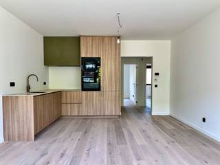 In een kleinschalig appartementsgebouw in de Tuinwijk te Berchem vinden we  dit 2 slaapkamer appartement met bewoonbare oppervlakte van +-80m² en een zuidwest-georiënteerd terras en riante tuin.<br /><br />Het appartement is gelegen op de gelijkvloerse verdieping van een gebouw dat zonet een totaalrenovatie onderging.<br /><br />Het appartement beschikt over een riante leefruimte met aansluitend een open keuken met groot kookeiland.<br />De hyper-geïnstalleerde keuken beschikt over AEG-toestellen alsook een keramische kookplaat.<br /><br />Het appartement heeft 2 slaapkamers (13,5 en 9,5 m²), een apart toilet en (was)berging.<br />De ruime, luxueuze badkamer beschikt over een inloopdouche, spiegel met ledverlichting alsook badkamermeubel met design kraan en werkblad in korian.<br /><br />Alles werd in 2026 volledig van A tot Z gerenoveerd met kwalitatief hoogstaande materialen. <br /><br />Ook het dak van het gebouw werd volledig vernieuwd en geïsoleerd conform de hedendaagse normeringen.<br /><br />De nutsvoorzieningen zijn volledig vernieuwd. Er zijn aparte nutsvoorzieningen per appartement (water, gas en elektriciteit).<br />Het appartement beschikt ook over nieuw buitenschrijnwerk. Er is tevens een ventilatiesysteem in de vochtige delen.<br /><br />Onkosten: € 50 per maand (onderhoud voortuin + onderhoud gemene delen + verlichting gang) € 20 per maand inboedelverzekering.<br />De kelderberging is in de huurprijs inbegrepen.<br /><br />Beschikbaar vanaf 01/06/2026.<br />Verlichting + gordijnrails worden nog door de eigenaar aangebracht.<br /><br />Heeft u interesse en wenst u een bezoek ter plaatse in te plannen? Surf naar onze website www.vbvastgoed.be en klik op de groene knop "ik ben kandidaat"!