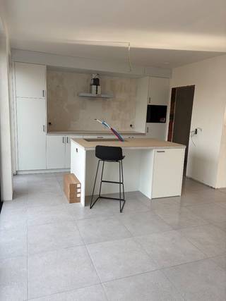 Energiezuinige woning op 500m2 met 4 slaapkamers op 1e en 2e verdieping. Badkamer met apart toilet.<br />Geïnstalleerde keuken met vaatwas, combi oven, ijskast. Met aansluitend een grote berging. <br />Grote leefruimte met apart bureau/speelkamer.<br />Inkomhal met gastentoilet.<br />Troeven : 2 slaapkamers op de 1e verdieping zijn voorzien van ingemaakte kasten.<br />Carport met voorziening voor laadpaal. <br />Tuin met tuinberging.<br />De woning is voorzien van een warmtepomp met vloerverwarming en vloerkoeling. Zonnepanelen.<br />En ventilatiesysteem D. <br />De woning heeft een energiescore A+.<br />Huisdieren zijn niet toegelaten.<br />De woning is beschikbaar vanaf December.<br />Graag contact opnemen via Whatsapp : 0497/65.60.95<br />