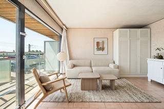 <p>Studio aan de Zeedijk in Middelkerke, met zicht op de duinen en vlak bij het centrum.</p>
<p> </p>
<p>Deze studio combineert een centrale ligging met een aangename omgeving aan zee. Gelegen op de Zeedijk van Middelkerke geniet u hier van een mooi uitzicht op de duinen en een vlotte verbinding naar winkels, horeca en het strand. De praktische indeling maakt de studio geschikt als vaste woonst, tweede verblijf of investering aan de kust. Dankzij het terras kunt u volop genieten van de frisse zeelucht en de omgeving. Een interessante opportuniteit voor wie een verblijf aan zee zoekt in Middelkerke.</p>
<p> </p>
<p>Belangrijkste ruimtes:<br />• Woonkamer met aangename lichtinval<br />• Keuken met praktische indeling<br />• Badkamer<br />• Terras (4 m²) met zicht op de omgeving<br />• Kelder voor extra bergruimte (meerprijs van 5.000 euro)</p>
<p> </p>
<p>Troeven:<br />• Ligging op de Zeedijk van Middelkerke<br />• Zicht op de duinen<br />• Nabij centrum, winkels en strand</p>
<p> </p>
<p>Neem vandaag nog contact op met je ERA-makelaar voor een bezoek.</p>
<p> </p>
<p>JOUW DROOMAPPARTEMENT. ZO GEVONDEN!</p>