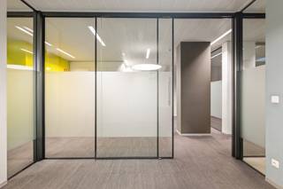 <strong>Instapklare kantoor- en praktijkruimte van 164 m² in hartje Roeselare</strong><br /><br />Uitstekend gelegen commerciële ruimte van 164 m² <strong>in de stadskern van Roeselare</strong>, met grote zichtbaarheid en uitzicht op het Coninckplein.<br /><br />Ideale plaats om even te genieten van de parken dichtbij, een soepje drinken aan de Munt of korte break in Argus...noem maar op...<br />Deze bloeiende buurt heeft voor u of uw medewerkers | klanten ...een waaier van mogelijkheden, van parking tot station tot winkelbuurt. Horeca<br />Ean frisse aangename omgeving voor elk, <strong>ondernemen zonder kwaliteitsbeperkingen, enkel maar uitdagingen. </strong><br />Cathy en Lara van Domicill Vastgoed hebben al even de buurt verkend voor jou en deze werd goed gekeurd!<br /><br />Deze <strong>recent vernieuwde en instapklare ruimte (2024-2025) is bijzonder geschikt voor de dienstensector</strong>: groepspraktijk, boekhoudkantoor, consultancy, verzekeringen, coaching, private training, galerij, kantoor of andere professionele activiteiten.<br /><br />De ruimte is flexibel in te delen in meerdere lokalen of één à twee grotere ruimtes. Achteraan zorgen lichtstraten voor extra daglicht.<br /><br /><br /><strong>Troeven:</strong><br />- 164 m² polyvalente ruimte<br />- topligging in het centrum<br />- grote visibiliteit<br />- airco warm/koud<br />- centrale verwarming op gas<br />- EPC B<br />- asbestvrij<br />- afzonderlijke toiletten<br />- parking in de directe omgeving<br />- naast de bank Belfius, 2-3 parken en dichtbij 't Station, de Ooststraat, de Markt, de Munt...<br /><br />Te huur of te koop. Huurkoop bespreekbaar.<br /><br /><strong>Ideale beroepen</strong> kunnen hier zijn : <br />Dankzij de ruime oppervlakte en de praktische indeling is het pand uitstekend geschikt voor onder meer:<br />- groepspraktijk of paramedische praktijk<br />- kantoor voor boekhouder, accountant, advocaat of consultant<br />- verzekerings- of immobiliënkantoor<br />- coaching- of opleidingscentrum<br />- private training of wellnessconcept<br />- architecten- of ontwerpstudio<br />- galerij of showroom<br />... andere professionele dienstverlenende activiteiten<br /><br /><strong><u>Mogelijkheid tot aankoop van een autostaanplaats voor € 12.000.</u></strong><br /><br />Interesse?<br />Bel 051/62 40 40 voor een bezoek.