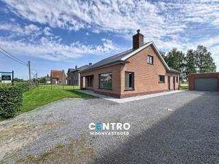 Gerenoveerde woning met 2 ruime slpks (Extra slaapkamers mogelijk), ruime garage en verzorgde tuin met een fantastisch UITZICHT!<br /><br /><strong>INDELING:</strong><br /><u><em><strong>Gelijkvloers:</strong></em></u><br />Ruime inkomhal - lichtrijke living - volledig ingerichte recente keuken (O.a. met keramisch fornuis, dampkap, dubbele spoelbak, oven, frigo én vaatwasmachine) - ruime wasplaats/ Er kan eventueel nog een 3de slaapkamer gecreëerd worden) - afzonderlijk gastentoilet (met lavabo) - badkamer (O.a. met lavabomeubel, hangtoilet én inloopdouche) - 2 ruime slaapkamers - grote oprit (4 auto's mogelijk) - ruime garage (Circa 40m2, met automatische sectionale poort) - volledig aangelegde tuin met 2 ruime zonneterrassen.<br /><br /><em><u><strong>Eerste verdieping:</strong></u></em><br />Ruime geïsoleerde zolder (Circa 50m2 / Extra slaapkamers mogelijk).<br /><br /><u><strong>Opmerkingen:</strong></u><br />- NIEUWE vloeren<br />- Elektriciteit vernieuwd.<br />- RECENTE keuken (°2024).<br />- RECENTE badkamer.<br />- NIEUWE ramen (PVC)!<br />- Overal DUBBELE beglazing.<br />- Overal ROLLUIKEN aanwezig!<br />- Dakisolatie aanwezig.<br />- Spouwmuren geïsoleerd!<br />- 2 Regenwaterputten aanwezig.<br />- Alle voorzieningen voor gescheiden rioleringsstelsel.<br /><br />GELIJKVLOERS wonen mogelijk! Aarzel zeker niet om ons te contacteren voor verdere info en/of om een bezoek te brengen aan deze LEUKE woning: 050/70.01.02 - info@centro.be.