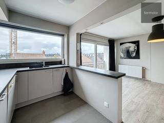 In het centrum van het gezellige Sint-Eloois-Vijve treffen we dit vernieuwd, instapklaar appartement op de derde verdieping.Het omvat; inkom met...
