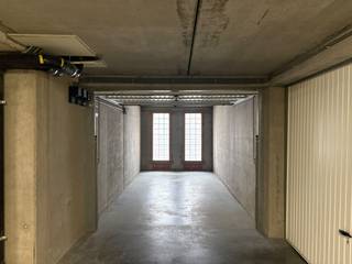 Een felbegeerde parkeerplaats in de bruisende badstad gezocht? Wij bieden u deze ruime garagebox van 18 m², uitstekend gelegen pal in het centrum van Blankenberge.<br /><br />De garagebox beschikt over een maximale diepte van 6,10 meter en een breedte van 2,95 meter. Dankzij de ruime afmetingen is de box geschikt voor elke personenwagen en biedt hij bovendien voldoende plaats voor fietsen en extra bergruimte.<br /><br />De garagebox is voorzien van een manuele poort aan de eigenlijke box en een geautomatiseerde sectionaalpoort aan de straatzijde. Daarnaast is er een elektrische aansluiting aanwezig, wat zorgt voor extra gebruiksgemak.<br /><br />Een ideale opportuniteit voor wie op zoek is naar een veilige en centraal gelegen parkeer- of opslagplaats, zowel voor privégebruik als als investering.<br /><br />Aarzel niet en leg vandaag nog uw afspraak vast!<br /><br />
