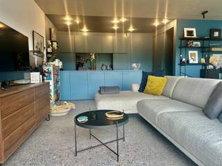 <p><span>ENERGIEZUINIGE NWB TE HUUR IN EINE.</span></p><p><span>Wonen in alle comfort en rust? <br />Ontdek deze prachtige, instapklare nieuwbouwwoning, gelegen in het charmante Eine. <br />Deze woning biedt een perfecte combinatie van modern comfort, uitstekende energieprestaties en een toplocatie vlakbij het centrum van Oudenaarde.</span></p><p><span>Bij het binnenkomen via de inkomhal met apart toilet komt u in de woonkamer met grote raampartijen.<br />De open keuken is voorzien van alle comfort .<br />Aansluitend bevindt zich een praktische berging/wasplaats. <br />Op de eerste verdieping vindt u de nachthal, 3 slaapkamers, apart toilet, badkamer met inloopdouche, bad en dubbele lavabo.<br />Buitenshuis : tuin met terras + privé parkeerplaats + een ruime fietsenberging!</span></p><p><span>Interesse in deze nieuwbouw?<br />Vraag uw bezoek aan via onze website www.immodhondt.be </span></p>