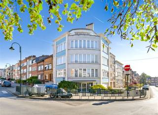 Prachtig penthouse met adembenemend uitzicht over BrusselOntdek dit prachtige penthouse met een uitstekende ligging en een panoramisch uitzicht over Brussel. Het appartement beschikt over twee slaapkamers en een volledig uitgeruste keuken.De lichte en ruime woonkamer sluit naadloos aan op een uitzonderlijk groot terras, waar u in alle rust kunt genieten van het prachtige uitzicht.Bovendien is er een kelder inbegrepen. Er is ook de mogelijkheid om een zeer ruime, afgesloten garagebox (±54 m²) te kopen met plaats voor twee auto’s.Een unieke kans voor wie op zoek is naar comfort, ruimte en een toplocatie!