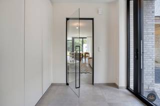 Meer info via info@homixx.be of 016 199 344<br /><br />In deze prachtige BEN-woning geniet u van hedendaags comfort, energiezuinig wonen en een hoogwaardige afwerking. De woning ligt in een nieuwe woonwijk met achterliggend open zicht naar het groen – ideaal voor het gezinsleven. Winkels, scholen, openbaar vervoer en verbindingswegen bevinden zich op korte afstand.<br /><br />Dankzij de grote raampartijen, slimme indeling en kwalitatieve materiaalkeuzes straalt deze woning licht en ruimte uit. Bovendien is ze uitgerust met de nieuwste technieken: geothermische warmtepomp (met passieve koeling), ventilatiesysteem D, vloerverwarming, zonnepanelen… Resultaat: een energieprestatie die gerust indrukwekkend genoemd mag worden.<br /><br />Troeven:<br /><br />- Bijna-energieneutrale (BEN) woning<br />- Afgewerkt met hoogwaardige materialen<br />- Geothermische warmtepomp en passieve koeling<br />- Carport voorzien van aansluiting voor laadpaal<br /><br />Indeling:<br />Via de inkomhal met vestiaire en gastentoilet bereikt u de open leefruimte met moderne keuken, eetplaats en zithoek. Grote glaspartijen brengen de aangelegde, omheinde tuin en het terras naar binnen. Extra troef: de ruime aparte bureau, perfect voor thuiswerk.<br /><br />Op de verdieping bevinden zich 3 slaapkamers – waarvan één met dressing – een badkamer met douche, ligbad en toilet, én een extra berging.<br /><br />Buiten vervolledigt een carport met laadvoorziening deze instapklare woning.<br /><br />Vraagprijs: € 496.000 (excl. kosten en btw)<br /><br />Plan uw bezoek via info@homixx.be of 016 199 344.