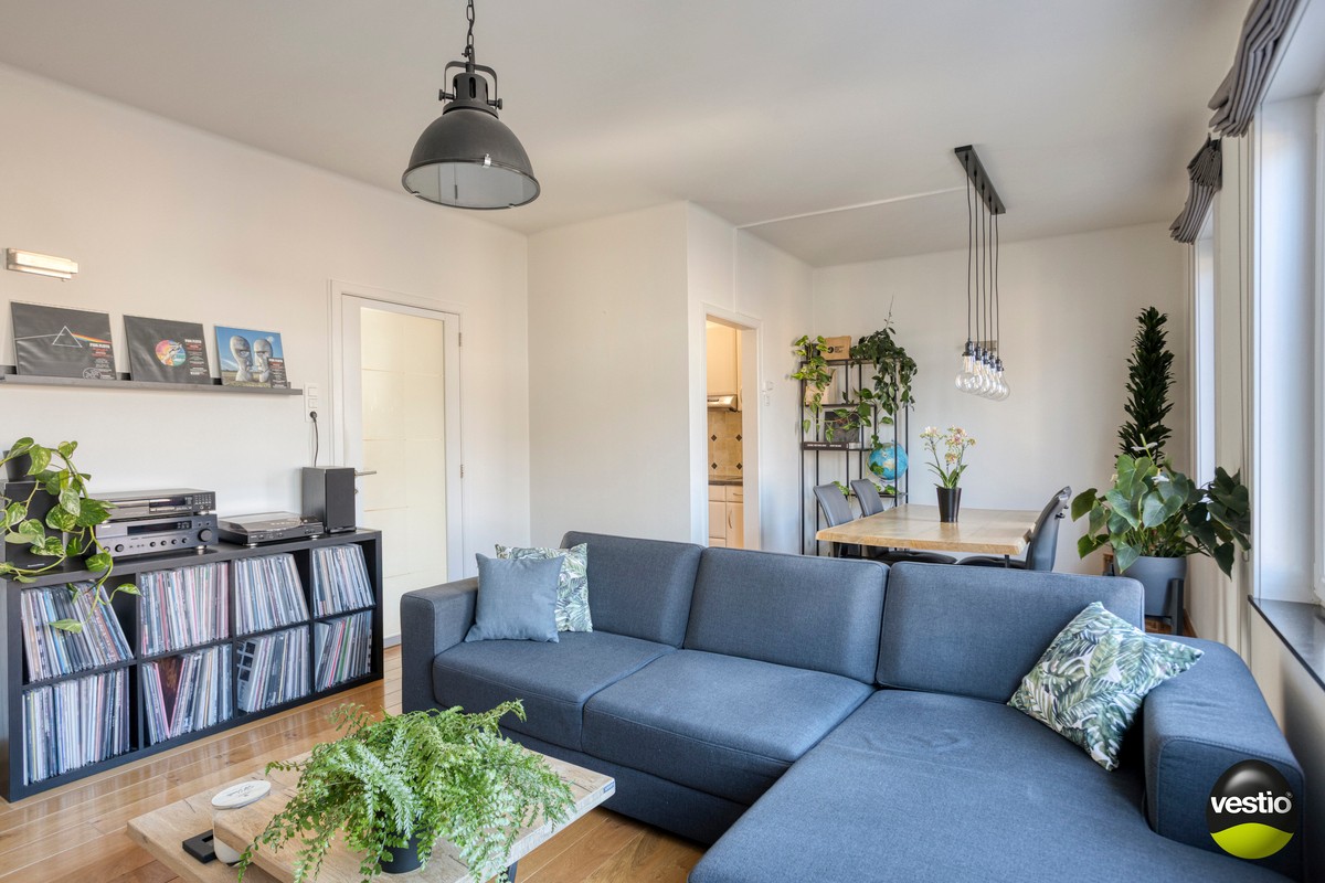 Centraal gelegen gerenoveerd 2-slaapkamerappartement met afsluitbare garagebox. - foto 2