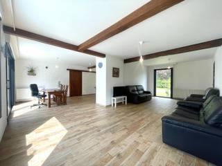 <p><strong>Te koop in Dadizele - Instapklare woning met prachtig uitzicht</strong></p>
<p>Deze ruime, volledig gerenoveerde woning ligt op een perceel van <strong>1319m²</strong> in een rustige en groene omgeving met een prachtig open uitzicht.</p>
<p><strong>Indeling van de woning:</strong></p>
<ul><li><strong>Gelijkvloers:</strong> inkomhal met aparte berging en gastentoilet, wasruimte, ruime woonkamer met open <strong>keuken</strong></li><li><strong>Leefruimte </strong>met toegang tot terras en grote tuin met prachtig uitzicht</li><li><strong>3 slaapkamers</strong>, waarvan één perfect kan dienen als <strong>bureau of hobbyruimte</strong></li><li><strong>Badkamer</strong></li><li><strong>Garage (</strong>40 m²), geschikt voor <strong>2 wagens</strong></li></ul>
<p>Daarnaast beschikt de woning over een <strong>tuinhuis</strong> in de tuin.</p>
<p><u>Troeven van deze woning:</u></p>
<ul><li>Volledig gerenoveerd: <strong>nieuwe keuken, vloer en sanitair</strong></li><li><strong>Elektrische installatie gekeurd + EPC B</strong></li><li>Nieuw <strong>terras </strong>en <strong>oprit </strong>met <strong>natuursteen</strong></li><li><strong>Geïsoleerd dak met nieuwe EPDM</strong></li><li>Rustige ligging met open uitzicht</li><li>Instapklaar</li></ul>
<p>De ideale woning voor wie op zoek is naar ruimte, comfort en een aangename woonomgeving.</p>