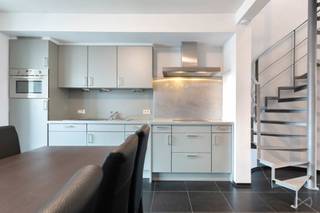 In het hart van Heverlee, op een uiterst gunstige ligging, bevindt zich dit recente duplexappartement (bouwjaar 2010), waar comfort en praktische indeling centraal staan. Het appartement is gespreid over de tweede en derde verdieping en wordt betreden via een inkomhal met gastentoilet.<br /><br />De volledig uitgeruste keuken vormt één mooi geheel met de lichtrijke leefruimte, die dankzij de grote raampartijen baadt in het daglicht en een aangename plek biedt om te ontspannen of gasten te ontvangen.<br /><br />De bovenverdieping herbergt twee volwaardige slaapkamers en een nette badkamer, voorzien van ligbad, douche, wastafel, toilet en handdoekradiator. Verder is er nog een praktische wasplaats/technische ruimte en een ruime zolder, ideaal als extra bergruimte.<br /><br />De combinatie van een doordachte indeling en een verzorgde afwerking zorgt voor een comfortabele en aangename woonomgeving.<br /><br />Ook de ligging is een belangrijke troef: met een vlotte aansluiting naar de E40 en E314, een goede bereikbaarheid via het openbaar vervoer en voldoende parkeermogelijkheden in de buurt.<br /><br />Momenteel is het appartement verhuurd aan €940 per maand, wat het eveneens interessant maakt als opbrengsteigendom.