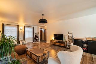 <p>Energiezuinige, hedendaagse gezinswoning met 4 slaapkamers (bouwjaar 2022), gelegen tegenover natuurgebied<br /><br />INDELING<br /><br />Gelijkvloers<br />De inkomhal (9m²), met vestiaireruimte en gastentoilet, geeft toegang tot de grote en lichtrijke leefruimte (65m²) met daarin een volledig geïnstalleerde open keuken (met vaatwasser, oven en microgolfoven, keramische kookplaat en koelkast).<br />Aansluitend is er een wasplaats/ berging met extra spoelbak (11m²).<br />Verder is er een achterinkom (4m²) van waaruit de tuin bereikbaar is. <br /><br /><br />Verdieping<br />Hier bevinden zich 3 slaapkamers (22m² - 16m² - 16m²), een apart toilet en een badkamer (17m²), ingericht met douche en lavabomeubel.<br /><br />Kelder/Zolder<br />De woonst heeft een kruipkelder..<br />De bovenste verdieping is bereikbaar via een vaste trap. Hier is nog een ruime slaapkamer (24m²) met maatkasten, een berging (8m²) en een technische ruimte.<br /><br />Tuin<br />De tuin is volledig omheind en wordt afgesloten d.m.v een automatische poort.<br />De ruime oprijlaan biedt veel extra parkeerplaats en leidt naar de garage waar plaats is voor 2 wagens. Hier is ook een carport.<br /><br /></p>
<p>BIJZONDERHEDEN<br />- EPC 41 kWh/m² jaar (label A)<br />- vrijstelling OV nog van toepassing (BEN-woning)<br />- 16 zonnepanelen<br />- ventilatie D<br />- elektriciteit conform AREI<br />- elektrische rolluiken<br />- vliegenramen<br />- zonneluifel<br />- vloerverwarming<br /><br />POSITIEVE ASPECTEN<br />- zeer ruime woning <br />- energiezuinig<br />- gelegen tegenover natuurgebied<br />- tijdloze woningstijl</p>