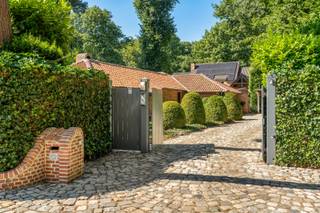 Deze charmante villa straalt karakter en mediterrane charme uit. De woning biedt een praktische en ruime indeling met het comfort van gelijkvloers wonen. Met 4 slaapkamers, 2 badkamers, een dubbele inpandige garage en een dubbele carport is er ruimte in overvloed. De gezellige tuin met bijgebouw vormt de ideale plek om in alle rust te ontspannen en te genieten.<br />Deze woning is gelegen in de geliefde residentiële wijk Kayenberg in Zolder, een rustige en groene omgeving met een aangename woonkwaliteit. Dankzij de centrale ligging bevinden winkels, scholen, openbaar vervoer en belangrijke invalswegen zich op korte afstand, waardoor je geniet van zowel rust als een uitstekende bereikbaarheid.<br /><br />=> Gelijkvloers<br />- Inkomhal met vestiaireruimte en apart gastentoilet<br />- Via de glazen deur kom je in de lichtrijke leefruimte met een authentieke Franse stenen vloer en een gezellige zithoek met gashaard<br />- De authentieke houten balken zorgen voor extra warmte en karakter<br />- Dankzij de grote schuiframen geniet je van een naadloze verbinding met de tuin en binnenkoer<br />- Aansluitend bevindt zich de praktisch ingerichte keuken voorzien van alle nodige comfort en een aangename ontbijthoek<br />- Multifunctionele ruimte ingericht als bureel of studio met apart slaapgedeelte<br />- Hal met toegang tot de verschillende kamers<br />- Master bedroom met ensuite badkamer uitgerust met een ligbad en dubbele lavabo in natuursteen<br />- Tweede slaapkamer voorzien van een eigen douche en lavabo<br />- Derde slaapkamer met praktisch ingebouwde kasten<br />- Aparte badkamer voorzien van een douche en dubbele lavabo in fraai badkamermeubel <br /><br />=> Tuin<br />- Inpandige garage met automatische sectionale poort en plaats voor twee auto's, aangevuld met een dubbele carport<br />- De fraai aangelegde tuin vormt een groene oase van rust en privacy <br />- Sfeervol eiken bijgebouw met rieten dak, ideaal als lounge of ontspanningsruimte<br />- Meerdere terrassen waar je in alle rust kan vertoeven <br />- Het perceel is volledig omheind en afgesloten met een toegangspoort voor extra privacy <br /><br />=> Indeling<br />- Gelijkvloers: inkomhal, gastentoilet, woonkamer met eetplaats, keuken, nachthal, multifunctionele ruimte ingericht als bureel met apart slaapgedeelte, master bedroom met ensuite badkamer, tweede slaapkamer met eigen douchecel en lavabo, derde slaapkamer, aparte gastenbadkamer, dubbele inpandige garage met wasplaats/berging, bijgebouw<br />- Zolder: opbergruimtes