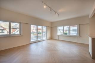 Prachtig lichtrijk hoekappartement te koop in de residentie Tarragonna te Duinbergen, vlak aan Park 58.<br />Dit stijlvolle appartement beschikt over 3 slaapkamers, elk voorzien van eigen lavabo. Apart toilet. Een ruime en lichtrijke leefruimte, een moderne volledig uitgeruste keuken uitgevend op terras met mooi open zicht over Elizabetlaan. 2 mooie aanpalende doucheruimtes voorzien. Bovendien is er de mogelijkheid om een afgesloten garagebox in het gebouw bij aan te kopen. <br />Ref. A701C