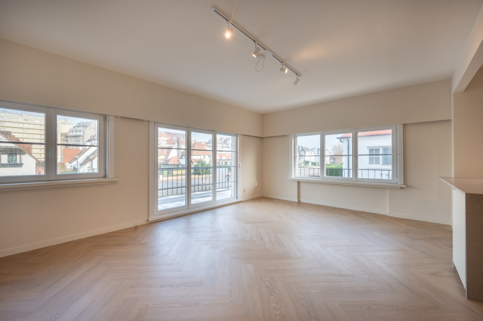 Prachtig lichtrijk hoekappartement te koop in de residentie Tarragonna te Duinbergen, vlak aan Park 58. - foto 2