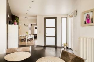 <p><span>Verrassende gezinswoning met karakter, 4 slaapkamers en prachtige tuin</span></p><p><span>Laat je aangenaam verrassen door deze charmante woning waar authenticiteit hand in hand gaat met een doordachte, moderne uitbouw. Hier woon je in een warme, karaktervolle omgeving met alle hedendaagse comfort en een mooie connectie met buiten.</span></p><p><span>De lichtrijke uitbouw vormt het hart van de woning: een volledig ingerichte keuken met gezellige eethoek die uitkijkt op de prachtige, groene tuin. Aansluitend vind je een praktische berging/wasplaats, ideaal voor het dagelijkse comfort. </span></p><p><span>De eetplaats sluit naadloos aan op het knusse en gezellige salon, waar het heerlijk vertoeven is.</span></p><p><span>Verder beschikt het gelijkvloers over een gastentoilet met aanpalend een extra ruimte die momenteel dienst doet als berging, maar perfect kan worden ingericht als bijkomende sanitaire ruimte.</span></p><p><span>Op de eerste verdieping bevinden zich twee volwaardige slaapkamers en een badkamer. De ingerichte zolderverdieping biedt nog 2 extra slaapkamers — ideaal voor grote gezinnen, een thuisbureau of hobbyruimte.</span></p><p><span>De woning is structureel in orde en vraagt enkel nog wat fijne afwerking, waardoor je ze volledig naar eigen smaak kan personaliseren.</span></p><p><span>Buiten geniet je van een prachtige tuin van 534 m², een echte oase van rust en groen. De moderne lounge van 16 m² vormt de perfecte plek om te ontspannen en te genieten van lange zomeravonden. De oprit biedt plaats aan drie wagens.</span></p><p><span>Gelegen op een gunstige locatie, vlakbij het dorpscentrum van Eppegem en met vlotte verbindingen naar de invalswegen en de winkels van Zemst.</span></p><p><span>Een ideale woning voor wie ruimte, charme en potentieel zoekt op een toplocatie.</span></p><p><span> </span></p>