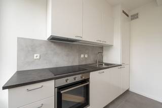 <p><strong>Gelijkvloers 2-slaapkamerappartement met terras en private garagebox te Merksem</strong></p><p> </p><p><strong>Troeven:</strong></p><ul><li><p><strong>Gelijkvloers comfort:</strong> Zonder trappen of lift direct toegankelijk.</p></li><li><p><strong>Inclusief garagebox:</strong> Geen parkeerstress dankzij een eigen afgesloten garagebox.</p></li><li><p><strong>100% Instapklaar: </strong>Recent opgefrist.</p></li><li><p><strong>Praktische indeling:</strong> 2 slaapkamerruimtes, ruime hal en handige berging.</p></li><li><p><strong>Uitstekende locatie:</strong> Gelegen aan de Lambrechtshoekenlaan nabij openbaar vervoer, winkels en belangrijke invalswegen.</p><p> </p></li></ul><p><strong>Beschrijving:</strong> Aan de Lambrechtshoekenlaan te Merksem bieden wij dit praktisch ingedeelde gelijkvloers appartement aan. Dit pand combineert een comfortabele indeling met het grote pluspunt van een private garagebox achteraan het gebouw.</p><p> </p><p>U betreedt het appartement via de ruime inkomhal die toegang biedt tot alle vertrekken. De royale woonkamer heeft dankzij de grote raampartijen aan de voorzijde een aangename lichtinval. Aansluitend bevindt zich de ingerichte keuken.</p><p> </p><p>Aan de rustige achterzijde bevinden zich de slaapkamers, met een directe toegang tot een buitenplek. De badkamer is uitgerust met een comfortabele inloopdouche en een modern wastafelmeubel. Verder beschikt het appartement over een apart toilet en een praktische inpandige berging.</p><p> </p><p>Als absolute meerwaarde hoort bij dit appartement een private, afgesloten garagebox op het terrein. Deze is verplicht mee aan te kopen voor 25.000 €.</p>