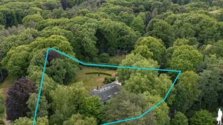 <p><strong>Charmante villa</strong> met specifieke architectuur op <strong>unieke groene locatie TE HEIDE</strong> met prachtige tuin dichtbij het centrum, station, winkels en scholen.</p>
<p>De woning werd opgetrokken in een tijdloze villastijl <strong>met een karaktervolle architectuur.</strong> De architectuur kenmerkt zich door het ruime dakvolume, de <strong>grote raampartijen</strong> en de harmonieuze integratie in de <strong>groene omgeving.</strong> De woning werd ontworpen met veel aandacht voor <strong>lichtinval en een sterke connectie tussen de leefruimtes en de tuin</strong>.</p>
<p>Deze <strong>unieke villa is</strong> gelegen op een <strong>uitzonderlijk rustige en groene locatie </strong>en wordt omgeven door een prachtige, aangelegde tuin met volwassen bomen en hagen die zorgen voor <strong>optimale privacy.</strong> De woning combineert <strong>ruime leefruimtes</strong> met een <strong>sterke connectie met de tuin en het omliggende groen</strong>.</p>
<p><strong>Gelijkvloers</strong><br />-Via de inkomhal met vestiaire en gastentoilet betreedt u de woning<br />-<strong>Ruim bureel</strong> met ingemaakte kasten en zicht op de tuin<br />-<strong>De lichtrijke leefruimte</strong> met aparte leeshoek met parketvloer biedt een mooi zicht op de tuin en geeft toegang tot het zonnige terras<br />-De ruime, <strong>volledig ingerichte keuken</strong> (2009) is uitgerust met kwalitatieve toestellen waaronder een grote Miele inductiekookplaat, oven, een combi-oven, ingebouwde Miele koffiemachine, vaatwasser, koelkast en diepvriezer<br />-Aansluitend bevindt zich een praktische bijkeuken met ingemaakte kasten en aansluitingen voor wasmachine en droogkast<br />-Een <strong>dubbele garage met automatische poort</strong>. Van hieruit is er eveneens toegang tot het overdekte terras</p>
<p><strong>Kelderverdieping</strong><br />-Ruime kelderverdieping met verschillende bergruimtes, technische ruimte met opstelling van de boiler, ingemaakte kasten en <strong>een wijnkelder</strong></p>
<p><strong>Verdieping</strong><br />-Op de verdieping bevindt zich de <strong>ruime master slaapkamer met dressing</strong> en directe toegang tot <strong>het zonnige terras</strong>. De badkamer is uitgerust met sauna, douche, toilet en dubbele lavabo<br />-Daarnaast zijn er nog <strong>drie extra slaapkamers</strong>, waarvan één met bijkomende bergruimte achteraan. Verder is er <strong>een tweede</strong> badkamer voorzien van douche en dubbele lavabo en een apart toilet op de verdieping</p>
<p><strong>Tuin</strong><br />De woning wordt omringd door <strong>een prachtige, groene tuin</strong> met ruime gazon, volwassen bomen en hagen die zorgen voor rust en privacy. Het zonnige terrassen bieden een mooi zicht op de tuin en vormt de ideale plek om te ontspannen. In de tuin bevindt zich bovendien een charmante siervijver en een praktisch tuinhuis.</p>
<p><strong>Extra troeven</strong><br /><strong>-13 zonnepanelen (ongeveer 3 à 4 jaar oud)</strong><br /><strong>-Thuisbatterij</strong><br />-Laadpaal voor elektrische wagen<br />-Dubbele garage met automatische poorten<br />-Zonnig overdekt terras<br />-Veel privacy en groene omgeving<br />-Alarm<br /><strong>-Met een lucht/lucht warmtepomp in de living(</strong>COP van 4,0 gebruikt)<strong>, eetkamer en tv-hoek zou je een D label kunnen bekomen</strong></p>