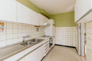 <p>Op de derde verdieping van dit gebouw ontdek je een appartement dat meteen rust en ruimte uitstraalt. Je komt binnen via een aangename, ruime inkomhal met een apart toilet en extra bergruimte, dit is dus praktisch en comfortabel vanaf de eerste stap.</p><p><br /></p><p>Vooraan bevindt zich de leefruimte, waar grote raampartijen zorgen voor een overvloed aan natuurlijk licht en een open, luchtig gevoel. Aansluitend ligt de keuken, die vandaag perfect functioneel is en tegelijk de kans biedt om ze stap voor stap naar eigen smaak te vernieuwen.</p><p><br /></p><p>Aan de achterzijde van het appartement bevinden zich twee volwaardige slaapkamers en een badkamer met inloopdouche. </p><p><br /></p><p>Op het gelijkvloers is er bovendien een gemeenschappelijke tuin, een fijne plek om even buiten te zijn en tot rust te komen. Daarnaast beschikt het appartement ook nog over een extra privatieve bergruimte op het gelijkvloers, handig voor fietsen, seizoensspullen of extra opslag.</p><p><br /></p><p>Een aangenaam appartement met een logische indeling, veel licht en het potentieel om er helemaal jouw thuis van te maken.</p>