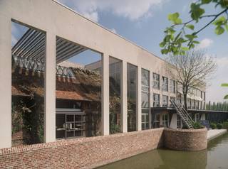 <strong>Uitzonderlijk gebouw</strong> (woning, kantoren ... ) met een uitgesproken architectuur op een toplocatie te koop. Het gebouw heeft een oppervlakte van 1.550 m² (momenteel ingericht als kantoren) en is gelegen op een terrein van 2.904 m². Het kwalitatieve pand is volledig omgeven door water + een rustgevende tuin en bestaat uit een kelder, gelijkvloerse verdieping en een eerste verdieping (de constructie is voorzien op een extra verdieping als uitbreiding). De ruimtes gesitueerd op de eerste en tweede etage zijn onderverdeeld in verschillende ruimtes en voorzien van alle hedendaagse comfort. Aanwezigheid van oa. verschillende vergaderzalen, bureelruimtes, archief, berging, kitchenette en sanitair. De ruimtes genieten van heel wat daglicht en kijken uit op de rustgevende natuur. Uiterst vlot bereikbaar dankzij de ligging langs de bedrijvige Hoogleedsesteenweg, aan de kruising met de Roeselaarse Ring (R32). Parkeermogelijkheden op het terrein. Ondernemen / wonen in deze oase van rust? Contacteer PANORAMA voor bijkomende inlichtingen, plannen of een vrijblijvend plaatsbezoek 0476 215 115.