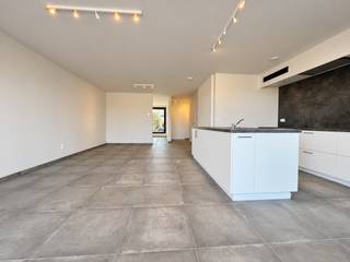 Dit moderne appartement geniet van een gunstige ligging in Aarschot en is uitstekend bereikbaar. Centrum van Aarschot met tal van voorzieningen en E314 bevinden zich vlakbij. Het appartement bevindt zich op de eerste verdieping en is bereikbaar met de lift. Dankzij de warmtepomp, zonnepanelen en vloerverwarming geniet u hier van hedendaags en energiezuinig wooncomfort.<br /><br />Binnen verwelkomt het appartement u met een ruime en lichtrijke leefruimte met open keuken. De keuken is volledig uitgerust met een inductiekookplaat, koelkast, vaatwasser en combi-oven. De grote schuiframen aan de achterzijde geven toegang tot een aangenaam terras van maar liefst 16 m². Verder beschikt het appartement over één slaapkamer, die toegang biedt tot een tweede terras. De badkamer is ingericht met een inloopdouche, wastafel en toilet. In de praktische berging bevinden zich ingebouwde kasten, een extra lavabo en aansluitingen voor een wasmachine en droogkast. Een privatieve kelderberging en autostaanplaats zijn inbegrepen in de huurprijs.<br /><br />De maandelijkse huurprijs bedraagt € 820. Daarnaast wordt een provisie van € 60 per maand aangerekend voor de gemeenschappelijke kosten en een provisie van € 100 per maand voor het privatieve verbruik van verwarming en warm water. Het appartement is beschikbaar vanaf 1 december 2026.<br /><br />Interesse of graag een bezoek inplannen? Neem contact op met Thomas via +32 499 22 99 24 of thomas@sophimo.be.
