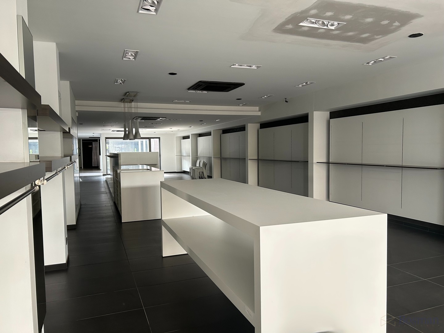 Ruim handelspand met tal van mogelijkheden in het centrum van Tessenderlo te koop - foto 4