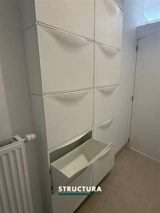 PLAN UW BEZOEK VOLLEDIG ONLINE IN VIA www.strucrura.be én klik op de knop "plan uw bezoek" en plan deze volledig 24u/24u en 7/7 zelf in. Ruim gelijkvloers appartement TE HUUR met een bewoonbare oppervlakte van +/- 89 m² in het centrum van Aalst. Het appartement bestaat uit een ruime inkomhal met schoenenkast, een gastentoilet, een ruime leefruimte met véél lichtinval én een open en geïnstalleerde keuken met toegang naar het zonnig terras + tuin. Verder bestaat het gelijkvloers appartement uit één ruime slaapkamer, een badkamer met ligbad, wastafel en een washok. TOPligging in het centrum van Aalst. Tuinhuis. Prijs € 855/maand. GEEN LASTEN. Fietsenberging voorzien. GEEN staanplaats of GEEN garage voorzien. Voldoende parkeermogelijkheden in de straat.