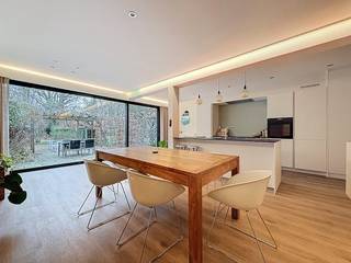 The house is located in a quiet residential area with lots of parking in the center of Merksem near shops, public transport, schools,... The house...