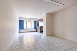 <p><span>Ruim gelijkvloers appartement met tuin, garage en topligging in Ekeren</span></p><p><span>Op zoek naar een comfortabel appartement op een rustige locatie, zonder in te boeten aan een vlotte bereikbaarheid? Dan is dit verzorgde gelijkvloerse appartement in de Vic Heymansstraat in Ekeren zeker een bezoek waard.</span></p><p><span>Het appartement beschikt over </span><span>2 volwaardige slaapkamers</span><span> en biedt een aangename, praktische indeling. De gezellige </span><span>privétuin</span><span> vormt een ideale plek om te ontspannen of te genieten van het buitenleven. Bovendien zijn er </span><span>tuinbergingen</span><span> voorzien voor extra opbergruimte.</span></p><p><span>De ligging is een absolute troef: rustig wonen in een aangename buurt, terwijl het </span><span>centrum van Ekeren</span><span> met zijn winkels, horeca, scholen en openbaar vervoer zich op korte afstand bevindt.</span></p><p><span>Als extra pluspunt beschikt het appartement over een </span><span>garagebox</span><span>, zodat u altijd verzekerd bent van een veilige parkeerplaats en bijkomende bergruimte.</span></p><p><span>Troeven:</span></p><ul><li><span>Gelijkvloers appartement</span></li><li><span>2 slaapkamers</span></li><li><span>Rustige ligging in de Vic Heymansstraat</span></li><li><span>Op wandelafstand van het centrum van Ekeren</span></li><li><span>Privétuin met tuinbergingen</span></li><li><span>Garagebox inbegrepen</span></li></ul><p><span> </span></p><p><span>Interesse? Neem contact op voor meer informatie of een bezoek en ontdek zelf de troeven van dit aangename appartement.</span></p>