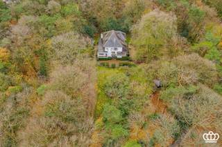 <p><span>Villa cottage unique et spacieuse avec beaucoup de charme authentique comprenant 5 - 7 chambres, 2 salles de bains, plusieurs salons / salles à manger et presque entièrement la cave (sous-sol) sur une belle propriété de 11,010 m² avec garage séparé pour 3 voitures. Excellent emplacement près du centre d'Essen avec des magasins, des écoles et la gare à proximité. </span></p><p><span> </span></p><p><span>DESCRIPTION</span></p><p><span>Rez-de-chaussée<br />Hall d'entrée</span><span>, espace de vie divisé en un salon sur parquet avec baies vitrées accueillantes, cheminée avec manteau authentique et boiseries, suivi d'une salle à manger sur sol en mosaïque et d'une salle de jardin.</span><span><sup>2ème</sup></span><span> salon (ou bureau) avec cheminée et placards intégrés et belle vue sur le jardin. Cuisine avec appareils électroménagers intégrés et coin repas confortable.</span></p><p><span> </span></p><p><span>Premier</span><span> étage</span><span> </span><span><br />Hallway</span><span>menant à 3 chambres spacieuses, une salle de bain en marbre avec baignoire, douche, toilette et lavabo et un grand dressing qui pourrait être parfait comme chambre à coucher.</span></p><p><span> </span></p><p><span><sup>2ème</sup></span><span> étage / attic<br />Un hall d'entrée</span><span> donnant accès à 3 chambres (plus petites), une</span><span><sup>2ème</sup></span><span> salle de douche et une pièce de rangement.</span></p><p><span> </span></p><p><span>Sous-sol / Sous-terrain<br />La</span><span>quasi-totalité du sous-sol de la villa est divisée en buanderie et salle de stockage, salle de CV, cave à vin, etc. Grâce à plusieurs fenêtres de sous-sol tout autour, l'étage bénéficie toujours d'une grande luminosité.</span></p><p><span> </span></p><p><span>Jardin<br />La</span><span>villa est entourée d'un magnifique parc-jardin avec de jolis arbres et jouit d'une totale intimité. Longue allée menant à la villa et garage séparé pour 3 voitures. </span></p><p><span> </span></p><p><span>Détails</span></p><p><span>-Belle villa cottage en état presque original avec beaucoup de charme </span></p><p><span>-Beaux éléments authentiques tels que boiseries, cheminées, hauts plafonds, baies vitrées, etc </span></p><p><span>-Beaucoup d'espace : possibilité de 7 chambres à coucher</span></p><p><span>-Entourée d'un beau parc avec de beaux arbres, intimité totale !</span></p><p><span>-Excellente situation ( à proximité des commerces, des écoles et de la gare)</span></p><p><span> </span></p><p><span> </span></p>