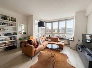 ENKEL BEZOEKEN MOGELIJK DOOR VOLGENDE LINK VOLLEDIG EN CORRECT IN TE VULLEN:<br />mijnhuurprofiel.be<br /><br />Op een uitstekende locatie aan de Camille Huysmanslaan in Antwerpen bevindt zich dit lichtrijke appartement op de derde verdieping van een charmant gebouw met lift.<br /><br />Bij het binnenkomen wordt u verwelkomd in een ruime leefruimte die dankzij de grote raampartijen geniet van een overvloed aan natuurlijk licht. Aansluitend vindt u de volledig geïnstalleerde keuken, praktisch ingericht en voorzien van alle nodige comfort.<br /><br />Aan de voorzijde bevindt zich een gezellig terras waar het aangenaam vertoeven is. Verder beschikt het appartement over een handige bergkast met aansluiting voor wasmachine en droogkast, evenals een apart gastentoilet met handenwasser.<br /><br />De nachthal geeft toegang tot twee volwaardige slaapkamers en een moderne badkamer uitgerust met een lavabomeubel en een inloopdouche.<br /><br />Extra troef is de privatieve kelderberging, ideaal voor extra opslagruimte alsook een gemeenschappelijke fietsenberging op het gelijkvloers.<br /><br />Maandelijkse kosten: Een provisie van € 170/maand voor de gemeenschappelijke kosten inclusief het individueel water-en verwarmingverbruik.<br /><br />Beschikbaar vanaf 1 april 2026.<br /><br />Bent u op zoek naar een comfortabel en lichtrijk appartement op een centrale ligging in Antwerpen? Contacteer ons vandaag nog voor meer informatie of een bezoek ter plaatse!