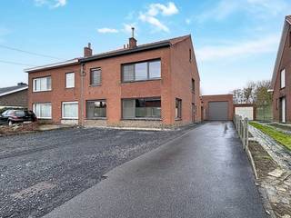 Deze instapklare halfopen woning is gelegen op een uitzonderlijk ruim perceel van 1.223 m² en biedt een bijzonder grote bewoonbare oppervlakte,...