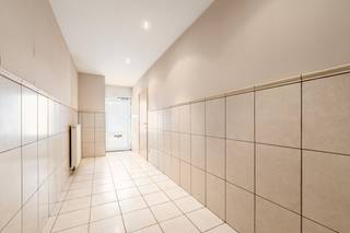 <p>Appartement in Gent met garage, ruim terras en mogelijkheid tot 3 slaapkamers.</p>
<p>Dit appartement in Gent biedt een praktische indeling en een centrale ligging nabij scholen, openbaar vervoer, het station en belangrijke invalswegen. De ruime leefruimte en het aangename terras zorgen voor extra wooncomfort, terwijl de garage een grote meerwaarde biedt in de stad. Dankzij de flexibele indeling is er mogelijkheid om tot 3 slaapkamers te voorzien, ideaal voor gezinnen, koppels of wie extra ruimte zoekt voor een bureau of hobbykamer. De ligging in een sociale en levendige omgeving nabij parken maakt dit appartement extra aantrekkelijk. Een interessante opportuniteit voor wie comfortabel wil wonen in Gent.</p>
<p> </p>
<p>Belangrijkste ruimtes:<br />• Ruime woonkamer (26 m²) met veel lichtinval<br />• Keuken (16 m²) met kasten en toestellen<br />• Slaapkamer (15 m²)<br />• Grote multifunctionele ruimte met mogelijkheid tot extra slaapkamer(s)<br />• Slaapkamer (11,5 m²)<br />• Badkamer (6,5 m²) met douche en ligbad<br />• Apart toilet met handenwasser<br />• Terras (25,4 m²) met ruimte om buiten te genieten<br />• Garage (19,1 m²) met automatische garagepoort</p>
<p>Troeven:<br />• Garage inbegrepen<br />• Mogelijkheid tot 3 slaapkamers<br />• Ruim terras van 25,4 m²</p>
<p> </p>
<p>Neem vandaag nog contact op voor een bezoek.</p>
<p>JOUW DROOMAPPARTEMENT. ZO GEVONDEN!</p>