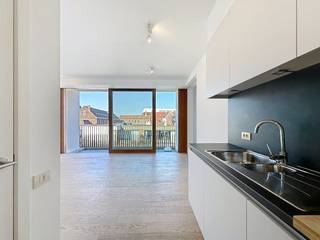 Cet élégant appartement d'une chambre situé au troisième étage de la résidence Statua, qui fait partie du nouveau projet Academy à Gand, associe une finition luxueuse à des matériaux durables.Profitez d'une agréable terrasse et d'un emplacement central, à quelques minutes de marche du centre animé de Gand, des transports en commun et des restaurants chaleureux. La finition de haute qualité et les équipements modernes créent un cadre de vie confortable et contemporain.Disposition : espace de vie - terrasse - cuisine ouverte - salle de bain (toilettes, lavabo et douche à l'italienne) - 1 chambre - sous-sol - abri à vélos commun - place de parking.La place de parking doit être louée à 100,00 EUR/mois.Les frais communs, sous forme de commission, s'élèvent à 70,00 EUR/mois et sontpour l'entretien des parties communes.Disponible à partir du 01/03/2025
