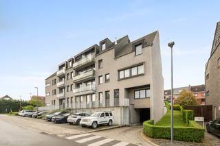 <p>Te koop: instapklaar appartement in het centrum van Strombeek-Bever, op wandelafstand van bosrijke omgeving en nabij openbaar vervoer.</p>
<p> </p>
<p>Dit appartement, gebouwd in 2014, combineert comfort met een praktische indeling. Dankzij de private tuin geniet u van buitenruimte in een stedelijke setting. Bovendien is er een staanplaats beschikbaar voor €18.000, wat het parkeren eenvoudig maakt. De ligging is ideaal: in het centrum, maar toch rustig, met snelle toegang tot invalswegen.</p>
<p>Belangrijkste ruimtes:<br />• Woonkamer met veel lichtinval en directe toegang tot de tuin<br />• Moderne keuken met voldoende opbergruimte<br />• Slaapkamer met ruimte voor een dubbel bed<br />• Kelder voor bijkomende opslagmogelijkheden<br />• Private tuin, perfect voor ontspanning<br />• Staanplaats (optioneel, €18.000)</p>
<p> </p>
<p>Troeven:<br />• Instapklaar appartement met private tuin<br />• Mogelijkheid tot aankoop van staanplaats (€18.000)<br />• Centrale ligging nabij bos, openbaar vervoer en invalswegen</p>
<p> </p>
<p>Neem vandaag nog contact op met je ERA-makelaar voor een bezoek.</p>
<p> </p>
<p>JOUW DROOMAPPARTEMENT. ZO GEVONDEN!</p>