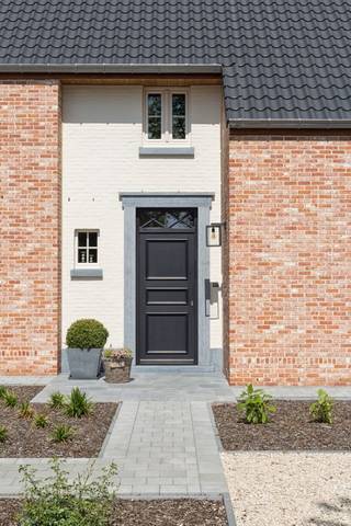<br />Het huis wat we hier aanbieden is een ruime vrijstaande woning met een doordachte indeling, aangename leefruimtes en volop mogelijkheden om er uw eigen thuis van te maken.<br />Bij het binnenkomen geeft de inkomhal toegang tot de verschillende leefruimtes. De woning beschikt over een ruime, open leefruimte waarin keuken, eetplaats en zithoek mooi met elkaar verbonden zijn. Grote raampartijen zorgen voor een aangename lichtinval en versterken het gevoel van ruimte.<br />De open leefkeuken vormt het hart van de woning en sluit naadloos aan op de eet- en zithoek. Daarnaast is er op het gelijkvloers ruimte voorzien voor een afzonderlijke bureauruimte, ideaal als thuiswerkplek of hobbyruimte. Een praktische berging zorgt voor extra comfort en opbergruimte.<br />Op de verdieping bevinden zich drie volwaardige slaapkamers, aangevuld met een dressing bij de master bedroom en een ruime badkamer. Afhankelijk van uw wensen kunnen de ruimtes uiteraard anders worden ingedeeld of ingevuld.<br />Ook op het vlak van de buiten- en binnenafwerking zijn er tal van mogelijkheden. Van de indeling en afwerking tot de materiaalkeuzes: samen bekijken we hoe we de woning volledig kunnen afstemmen op uw wensen.<br />Energiezuinig en klaar voor jouw verhaal<br />Het ontwerp is voorzien met EPB-label A+, wat aansluit bij een hedendaags, energiezuinig woonconcept.<br />De woning kan zowel casco als volledig sleutel-op-de-deur worden gerealiseerd. Ook hier wordt samen bekeken welke afwerkingsgraad het beste aansluit bij uw verwachtingen.<br />jouw woning, jouw keuzes<br />Het voorgestelde ontwerp is dus vooral een inspiratie en vertrekpunt. Je hoeft zich niet vast te houden aan deze indeling of uitstraling. Wens je grotere leefruimtes, een andere kamerindeling, extra bergruimte, een andere keukenopstelling of specifieke afwerkingen? Dan bekijken we samen wat mogelijk is.<br />Je kiest de woning, wij zorgen ervoor dat ze wordt afgestemd op uw manier van wonen.<br />Dit project wordt aangeboden i.s.m. ERA Hasselt (An Keijers<br />Meer info bel bouwadviseur Benjamin voor een vrijblijvende afspraak via 011/450 280<br /><br />SLEUTEL-OP-DE-DEUR WAT HOUDT DAT JUIST IN?<br />Ruwbouw winddicht<br />Sanitaire leidingen (inclusief hergebruik van regenwater)<br />Elektriciteit<br />verwarming via warmtepomp met vloerverwarming<br />Pleisterwerken<br />Isolatiewerken en chape<br />EPB berekening<br />Ventilatiesysteem D+ <br />Keuken<br />Sanitaire toestellen<br />Tegelvloeren op het gelijkvloers en in de badkamer<br />Binnendeuren in grondlaag<br />Trap in hout<br />Voegwerken<br />Zonnepanelen<br />Kostprijs architect en veiligheidscoördinatie incusief<br /><br />Prijs SLEUTEL-OP-DE-DEUR<br />€495.800 excl. kosten op grond en constructie<br />€589.500 Incl. kosten op grond en constructie