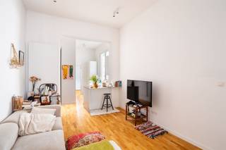 <p><span>Instapklaar appartement op een centrale locatie in Antwerpen!</span></p><p><span>Dit recent (2020) volledig gerenoveerde appartement bevindt zich op de eerste verdieping van een kleinschalig en rustig gebouw met slechts vier entiteiten. Dankzij de centrale ligging geniet u van een vlotte bereikbaarheid en bevindt u zich op wandelafstand van het Centraal Station, Park Spoor Noord en het trendy Eilandje.</span></p><p><span>Bij het betreden van het appartement komt u in een lichtrijke en gezellige woonkamer die naadloos aansluit op de moderne, volledig uitgeruste keuken ideaal voor wie houdt van comfort en functionaliteit. </span></p><p><span>De ruime slaapkamer beschikt over een praktische dressing, terwijl de aparte bureau ruimte perfect dienst kan doen als thuis werkplek of eenvoudig kan worden omgevormd tot een tweede slaapkamer.</span></p><p><span>De hedendaagse badkamer is stijlvol afgewerkt en voorzien van een ruime inloopdouche.</span></p><p><span>Tevens is er een blanco elektrische keuring en is er geen asbest aanwezig. </span></p><p><span>Kortom, dit appartement is de perfecte keuze voor wie op zoek is naar een instapklare woonst met een uitstekende ligging, zowel voor eigen bewoning als investering.</span></p><p><span> </span></p><p><span>Het appartement is momenteel verhuurd. </span></p>