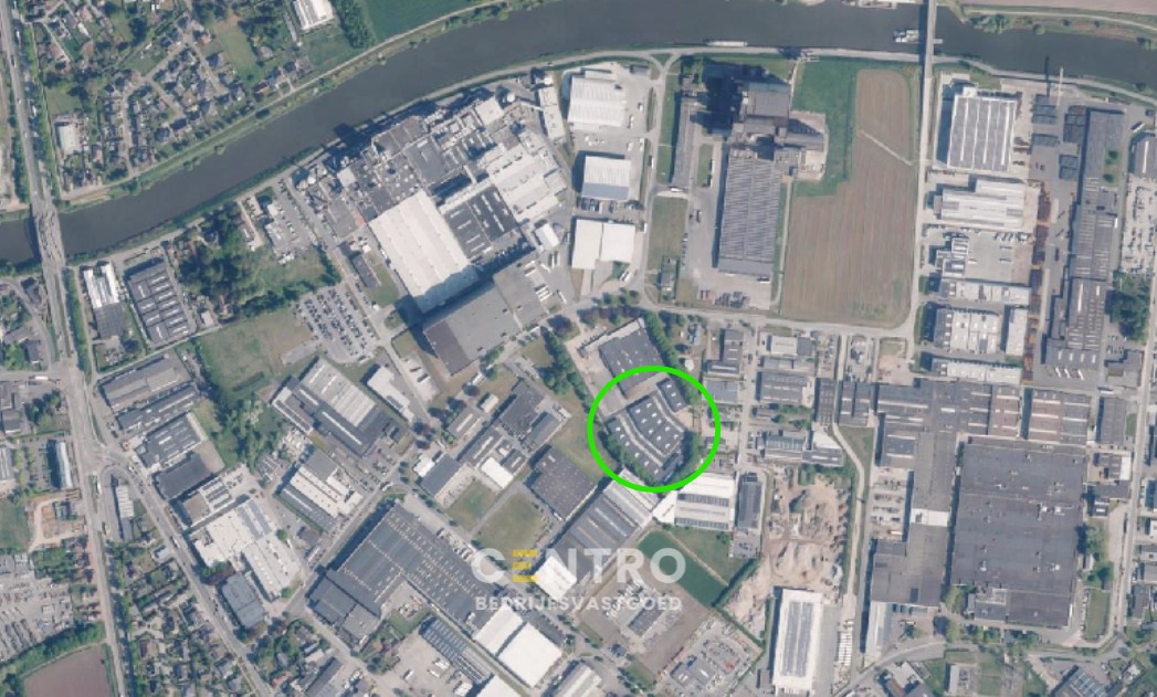 Goed geïsoleerde (vorstvrij) NB OPSLAGRUIMTE (255m²) met grote glaspartij (burelen) en 2 private parkeerplaatsen voor de deur. Op industriezone te Aalter. - foto 5