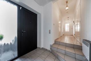 We Invest vous propose cette magnifique maison plain-pied trois façades rénovée, idéalement située à proximité immédiate de toutes les commodités et des principaux axes routiers.<br />La maison se compose d'un hall d'entrée, d'un WC séparé, d'un lumineux séjour, ainsi que d'une cuisine. Vous retrouverez également 2 chambres, un bureau, une salle de bain, une buanderie et un garage. A l'extérieur, une agréable terrasse exposé plein sud, ainsi qu'un spacieux jardin. La maison dispose également de panneaux solaires !<br />Un bien alliant confort, fonctionnalité et emplacement privilégié, qui ne manquera pas de vous séduire.<br />Infos et visites geoffrey.d@weinvest.be ou 0498/31.36.90. Prix indicatif 220.000 €, sous réserve d'acceptation des propriétaires.