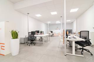 Bent u op zoek naar een uitzonderlijke investering op een toplocatie met een rendement van maar liefst 6,59%? Dit handelspand, gelegen in de prestigieuze Bondgenotenlaan, bevindt zich op een AAA-locatie vlak bij het station van Leuven. Een buitenkans voor wie zoekt naar een betrouwbare investering met zekerheid.<br /><br />Oppervlakte: 176 m² open ruimte, ideaal voor diverse commerciële doeleinden.<br />Huurder: Het pand is momenteel verhuurd aan een groot en stabiel dienstverlenend kantoor, wat een zorgeloze opbrengst garandeert. (6,59% rendement)<br />Voorzieningen: Een privatieve keuken en twee toiletten bieden alle nodige comfort.<br />Bouwjaar: Het gebouw dateert van 2011 en is uitgerust met moderne technieken en voorzieningen.<br /><br />Dit is een unieke kans om te investeren in een hoogwaardig handelspand op een van de meest gegeerde locaties van Leuven. Contacteer ons vandaag nog voor meer informatie en een bezichtiging.