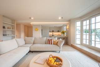 Welkom bij een unieke woonervaring in Residentie Eastgreen, gelegen te Bronlaan 115 te Knokke-Heist.<br />Dit prachtig appartement op de tweede verdieping combineert moderne luxe met verfijnde elegantie, ideaal voor wie op zoek is naar een exclusieve leefomgeving. Dit appartement omvat zeer lichtrijke woonkamer met open keuken, met alle comfort. 3 volwaardige slaapkamers, elk met ingemaakte kasten, met telkens bijhorende sanitaire ruimte. <br /><br /><u><strong>Indrukwekkende Kenmerken</strong></u><br /><strong>Domein Tennis Garden:</strong> Gelegen in het prestigieuze Domein Tennis Garden, met een uitgestrekt terrein van 4ha 17a 47ca, biedt dit complex een serene en groene omgeving voor zijn bewoners.<br /><strong>Bewoonbare Oppervlakte:</strong> Het appartement beschikt over een royale bewoonbare netto oppervlakte van 125 m², wat zorgt voor een gevoel van ruimte en comfort.<br /><strong>Terrassen:</strong> Geniet van de frisse buitenlucht op twee ruime terrassen met een totale oppervlakte van 37 m², perfect voor ontspanning en buiten dineren.<br /><strong>Exclusief Zwembad:</strong> Bewoners hebben toegang tot een binnenzwembad, exclusief voor de bewoners van Tennis Gardens, wat zorgt voor ultiem comfort en recreatie.<br /><strong>Garage en Bergruimte:</strong> De afgesloten dubbel in de lengte garagebox in de residentie biedt niet alleen ruimte voor uw voertuigen, maar ook een ruime bergruimte. <br /><strong>Moderne Technieken:</strong> Het appartement is uitgerust met geavanceerde elektrische vloerverwarming en radiatoren, airconditioning, wat zorgt voor een optimaal leefklimaat.<br /><br />Dit exclusief appartement biedt een ongeëvenaarde woonervaring in een van de meest gewilde locaties van Knokke-Heist. Voor meer informatie of om een bezichtiging in te plannen, neem contact op het nummer 050 61 23 73. Ervaar de perfecte balans tussen luxe, comfort en exclusiviteit in Residentie Eastgreen.<br />Ref. A730