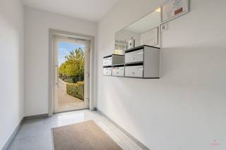 <p><span>Appartement situé en centre-ville avec garage à Aalter</span></p><p><span> </span></p><p><span>Cet agréable appartement bénéficie d'un emplacement exceptionnel et central à Aalter.</span></p><p><span>Il se trouve à quelques minutes à pied du centre-ville et offre en outre un accès rapide à l'E40, ce qui permet de rejoindre facilement les villes et communes environnantes.</span></p><p><span>Cet appartement dispose également d’un garage privé souterrain, où vous pourrez garer votre voiture en toute sécurité et en tout confort. De plus, deux parkings publics se trouvent à proximité immédiate, offrant ainsi des possibilités de stationnement supplémentaires pour les visiteurs.</span></p><p><span> </span></p><p><span>Agencement : hall d'entrée, salon avec cuisine ouverte (plaque de cuisson, lave-vaisselle, four à micro-ondes) et balcon, toilettes invités, salle de bains, chambre avec balcon.</span></p><p><span> </span></p><p><span>Atouts :</span></p><p><span>- Situation centrale</span></p><p><span>- Bon indice de performance énergétique (A)</span></p><p><span>- Garage souterrain</span></p><p><span> </span></p><p><span>Informations :</span></p><p><span>- Label EPC : A</span></p><p><span>- Disponibilité : 01/10/2026</span></p><p><span>- Loyer : € 800 + € 50 de frais de copropriété</span></p><p><span>- Caution : 3 mois de loyer</span></p><p><span>- Frais supplémentaires : frais uniques à la charge du locataire pour l'état des lieux</span></p><p><span> </span></p><p><span>Intéressé(e) ? Contactez Yana au 09 227 08 90 ou à l'adresse yana@heritagevastgoed.be</span></p><p><span> </span></p><p><span> </span></p><p><span> </span></p><p><span> </span></p><p><span> </span></p>