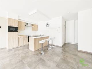 <p><span>In een zijstraat van de expresweg N80 en de N3, op een zeer centrale locatie, vinden we deze instapklare gezinswoning terug. </span></p><p><span>Op minder dan 1km kan het centrum van Sint-Truiden bereikt worden. Hier vinden we een ruim aanbod aan winkels, supermarkten, horeca, scholen, enz. </span></p><p><span>Ook Tienen, Hannuit en Hasselt zijn van hieruit gemakkelijk bereikbaar. </span></p><p><span> </span></p><p><span>Het duplexappartement werd enkele jaren geleden pas volledig afgewerkt waardoor alle materialen nog praktisch nieuw zijn. </span></p><p><span>De elektriciteit is conform gekeurd, type D-ventilatiesysteem is aanwezig en de verwarming gebeurd door een recente aardgasketel. </span></p><p><span> </span></p><p><span>Het appartement is onderdeel van een kleinschalige residentie en deelt aan de achterkant mee in een ruime tuin. Op straatniveau betreden we het appartement via de nachthal. Hier vinden we 3 slaapkamers, een kleine berging en de badkamer. Deze is voorzien van een ruime inloopdouche, een meubel met dubbele lavabo en een toilet. </span></p><p><span>Een verdieping lager werd er een zeer ruime woonkamer met aansluitende open keuken ondergebracht. Via het grote schuifraam is er toegang tot het terras. De keuken beschikt over een ziteiland en alle nodige toestellen. Naast de keuken bevindt zich de wasplaats met aansluiting voor de wasmachine en ook een apart toilet. </span></p><p><span> </span></p><p><span>Op het ruime terras is het vanaf ’s middags tot ondergang genieten van de zon. Er is hier een prachtig uitzicht op de tuin. </span></p><p><span>Vooraan vinden we nog een private carport. Bezoekers kunnen zeer gemakkelijk parkeren voor de residentie.</span></p><p><span> </span></p><p><span>Pluspunten:</span></p><p><span>- topligging</span></p><p><span>- praktische indeling</span></p><p><span>- ruim terras</span></p><p><span> </span></p><p><span>De vermelde bewoonbare oppervlakte is de netto-oppervlakte van de woning.</span></p>