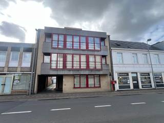 In Zulte bieden wij deze interessante opbrengsteigendom aan bestaande uit 6 verhuurde appartementen, aangevuld met 5 garages en 1 staanplaats.Dit...