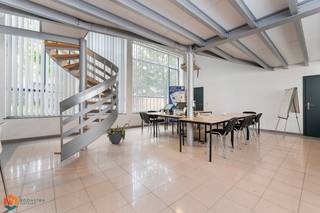 Dit charmante en karaktervolle duplex-kantoor, gelegen in het voormalige ‘Don Bosco’-schoolgebouw in Willebroek, ademt sfeer en geschiedenis. Het gebouw werd in 2013 volledig gerenoveerd, waarbij tal van authentieke elementen zorgvuldig bewaard zijn gebleven. Het pand beschikt over een vergunning voor omvorming naar appartement, wat het een veelzijdige investering maakt. De vroegere speelplaats werd smaakvol heraangelegd tot een groene, gemeenschappelijke tuin met een rustgevende vijver – een oase van kalmte midden in het hart van het gebouw.<br /><br />Dit gebouw is gelegen in een rustige, maar levendige buurt, met vlotte verbinding naar belangrijke invalswegen zoals de A12. Openbaar vervoer bevindt zich op wandelafstand, wat zorgt voor een uitstekende bereikbaarheid. De omgeving biedt een brede waaier aan voorzieningen: van kinderopvang en scholen tot winkels, supermarkten, sport- en recreatiefaciliteiten. Alles binnen handbereik voor een comfortabel en praktisch dagelijks leven.<br /><br />De kantoor-ruimte (100 m²) geniet van royale raampartijen die overvloedig natuurlijk licht binnenlaten en een aangenaam zicht bieden op het rustige binnengebied. De open indeling met mezzanine biedt de vrijheid om de ruimte volledig naar eigen wens en stijl in te richten. De huidige kantoorruimte is reeds uitgerust met basisvoorzieningen zoals elektriciteit, sanitair en verwarming, wat een vlotte en kostenbesparende omvorming tot woonruimte mogelijk maakt. Hoewel er momenteel nog geen badkamer aanwezig is, biedt dit de kans om deze volledig naar eigen smaak te integreren. Een keuken is reeds voorzien. Een bijkomende troef is de private parkeerplaats, die inbegrepen is in de verkoopprijs – een extra comfort in deze centrale ligging. Deze niet-residentiële eenheid beschikt over een EPC label C.Het gebouw geniet verder van een gemeenschappelijk alarm-systeem.<br /><br />Dit is een uitstekende opportuniteit als u op zoek bent naar een bedrijfsvastgoed op een rustige locatie te Willebroek. Contacteer ons voor meer informatie op 0479/47.09.61 of neem een kijkje op www.boonstravastgoed.be.<br /><br />Bijzonderheden:<br />- Duplex-kantoor<br />- Uitstekende locatie<br />- Verschillende mogelijkheden
